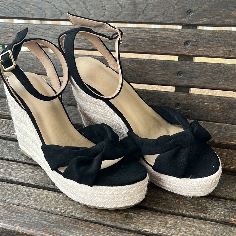 BOUTIQUE NWOT  BLK ANKLE STRAP WEDGE SANDALS SIZE 10